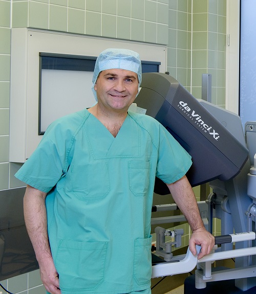 Dr. Mario Zacharias im OP vor dem Da-Vinci-Roboter