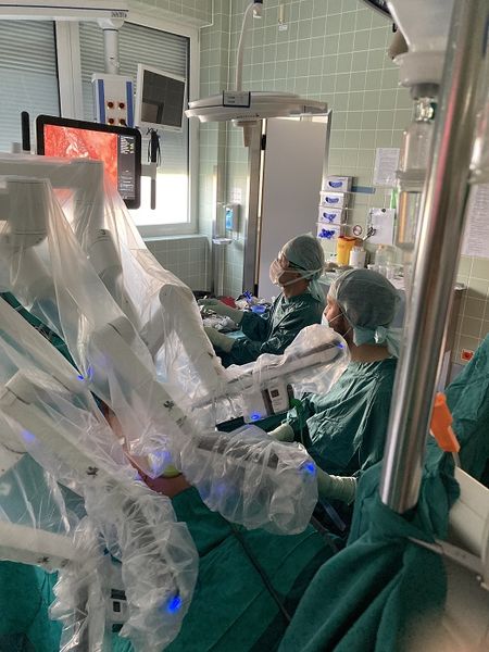 OP-Team während einer Prostata-OP mit Da-Vinci-Roboter